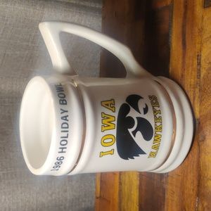Iowa Hawkeyes 1986 Holiday Bowl Mug